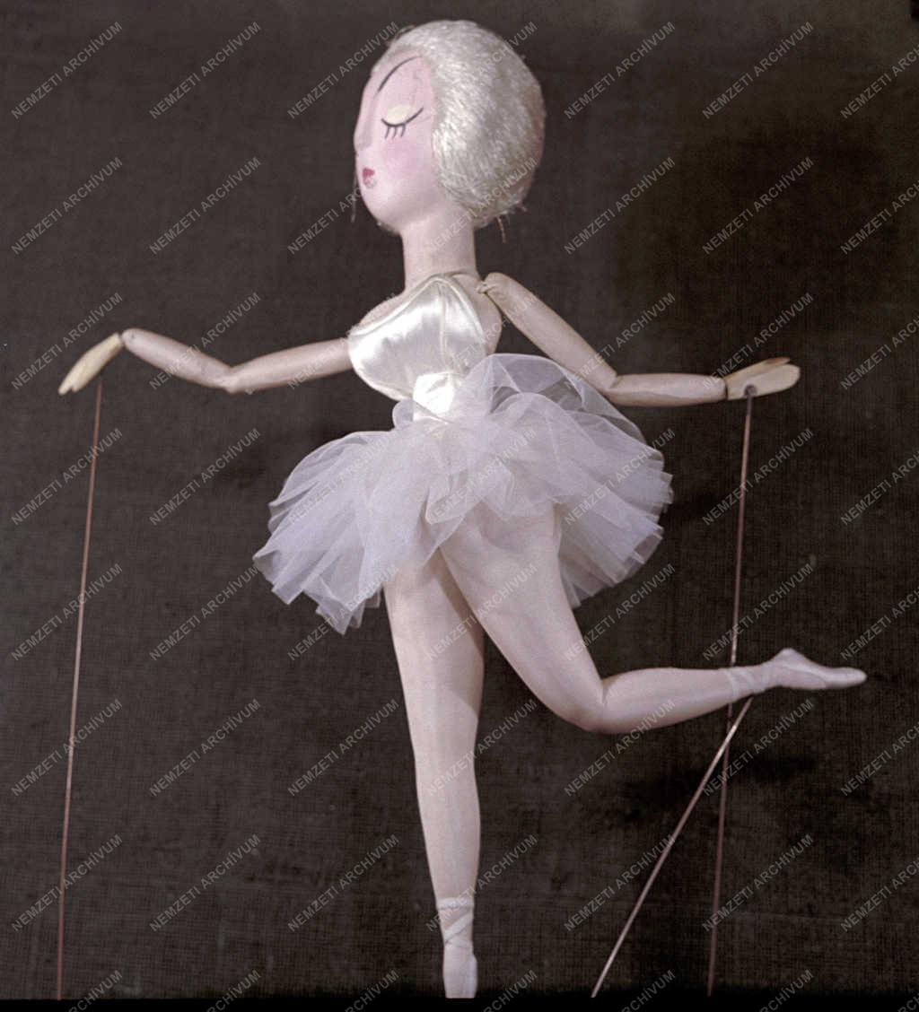 Kultúra - Állami Bábszínház - Bertolt Brecht: A kispolgár hét főbűne