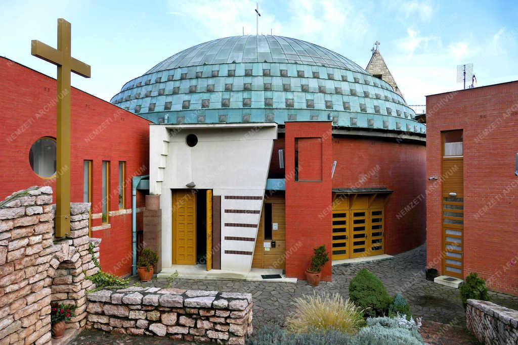 Egyházi épület - Budapest - A Magyar Szentek temploma Lágymányoson