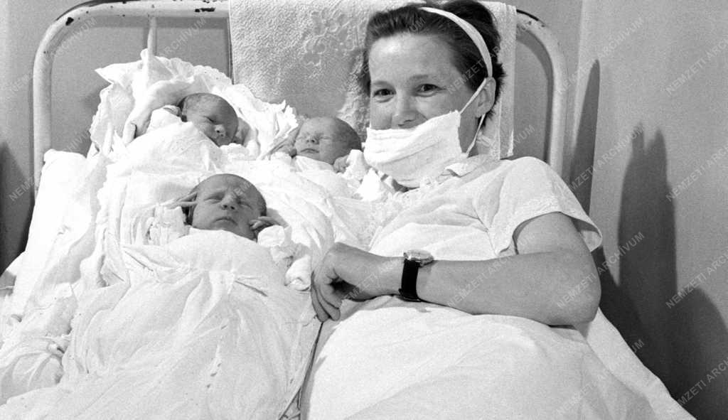 40-50: Hármasikrek Újpesten. Az Újpesti Kórház Szülészeti Osztályán hármasikreknek adott életet Nedoba Miklósné bérelszámoló