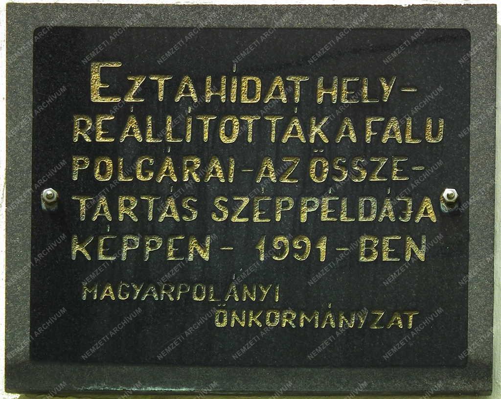 Emléktábla - Magyarpolány - Emléktábla a gyalogoshídon
