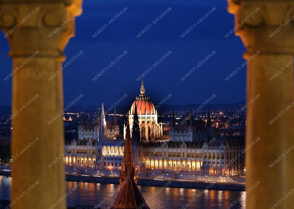 Budapest - Városkép - Az Országház esti fényben