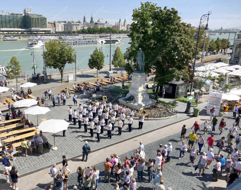 Rendezvény - Budapest - Fúvós zenekar az Ybl Miklós téren