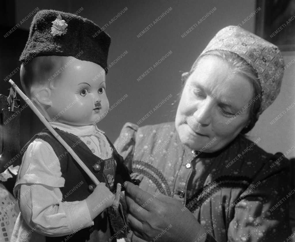 Népművészet - Tatabányai szlovák népviseletet gyűjtő asszony