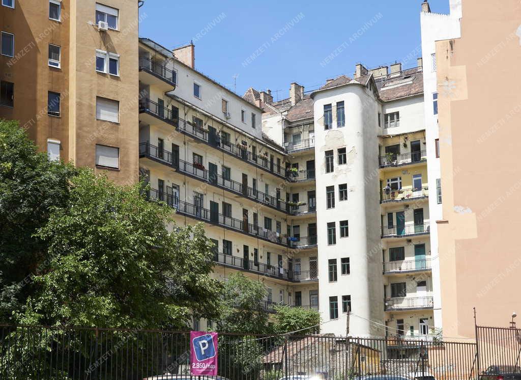Városkép - Budapest - Függőfolyosós lakóház