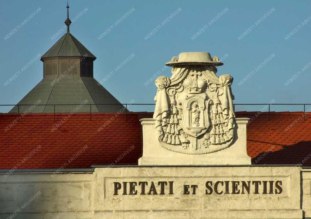 Esztergom - Épület oromdísz - Címer 