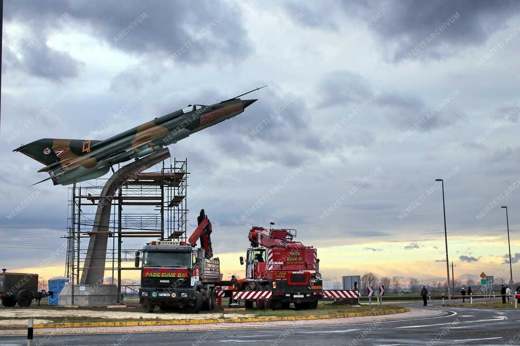 Városkép - Pápa - MiG-21-est állítottak ki egy körforgalomban