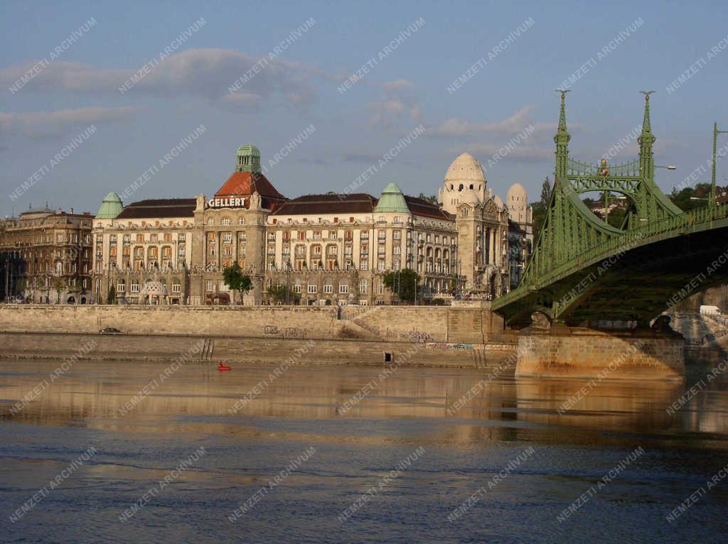 Budapesti városkép - Duna-parti szállodák
