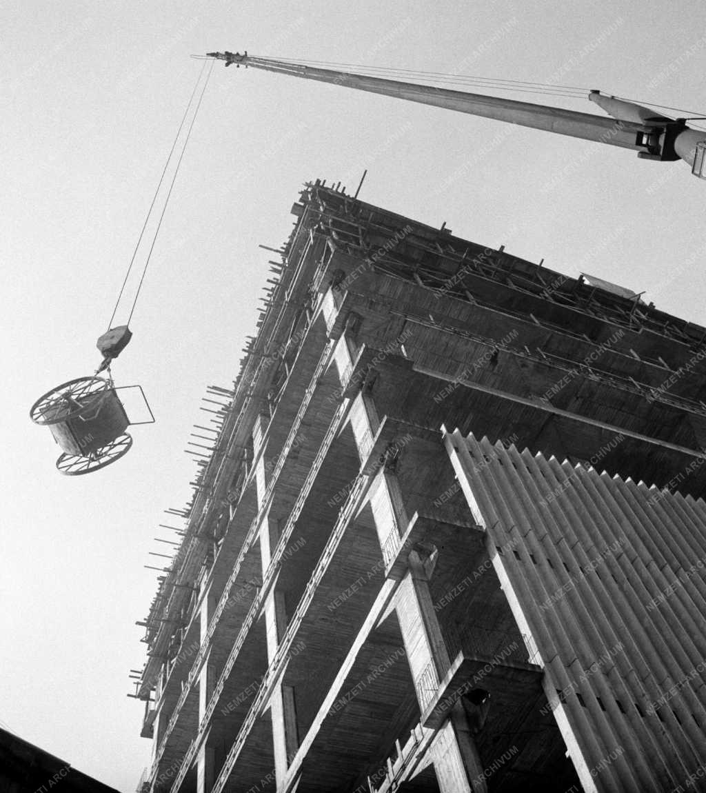 Ipar - Toronyraktárház épül a fővárosi Gubacsi úton