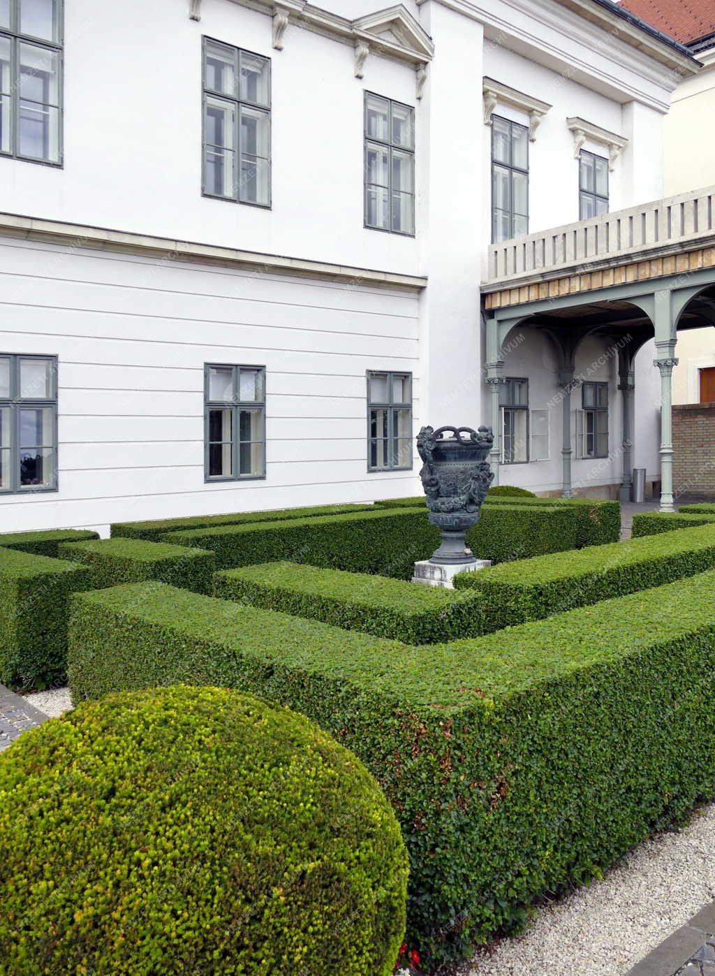 Városkép - Budapest - A Sándor-palota a Budai Várnegyedben