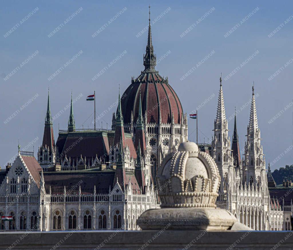 Városkép - Budapest - Sérült kőkorona