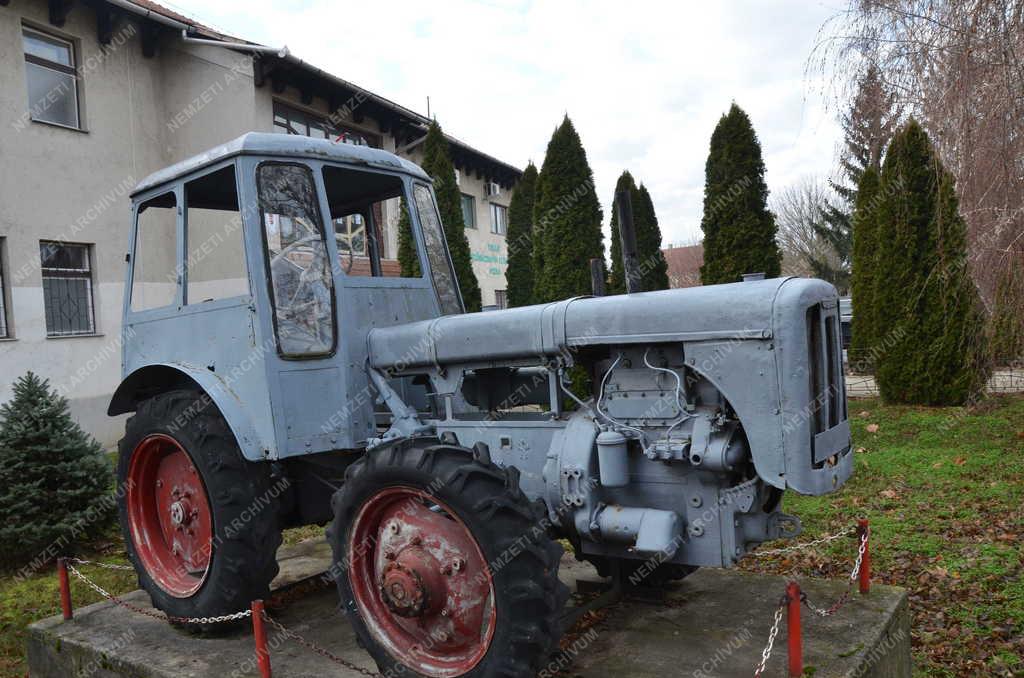 Ipartörténeti emlék - Tokaj - Dutra  traktor