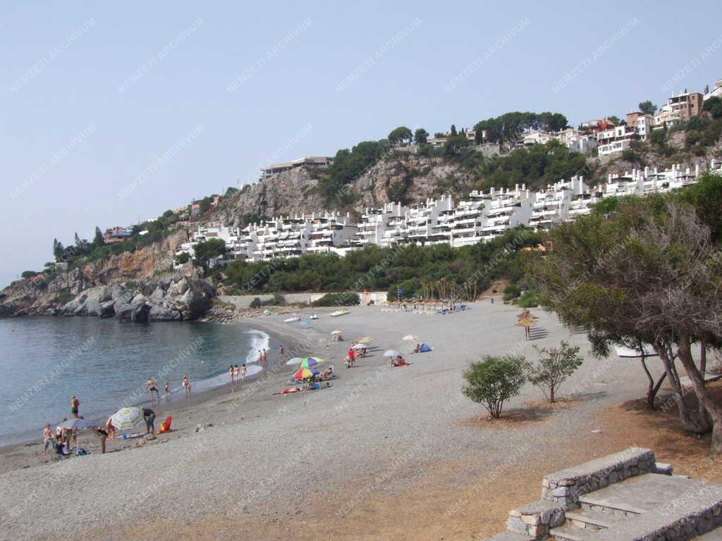 Városkép - A  Burriana strand Nerja városánál