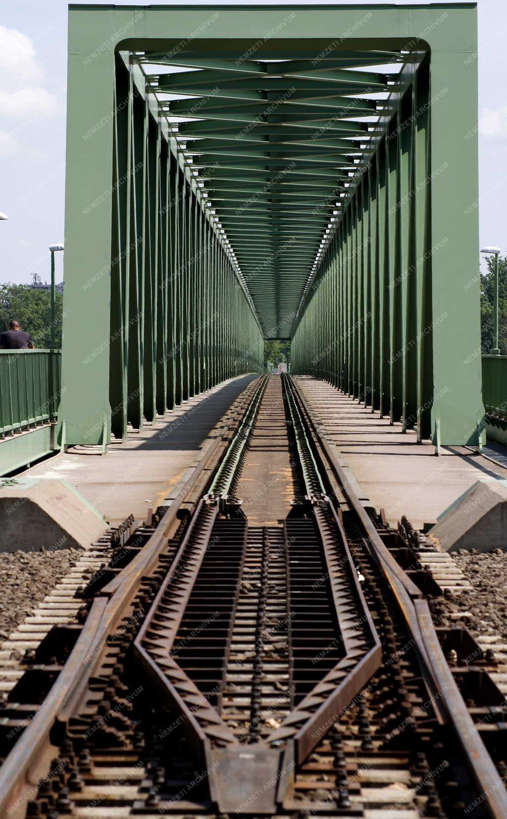 Közlekedés -  Budapest - Az északi összekötő vasúti híd