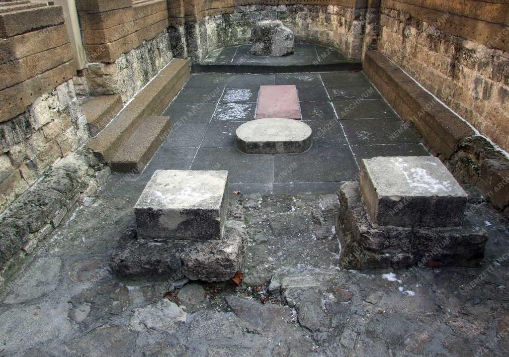 Műemlék - Árpád-kori templom maradványa Győrben