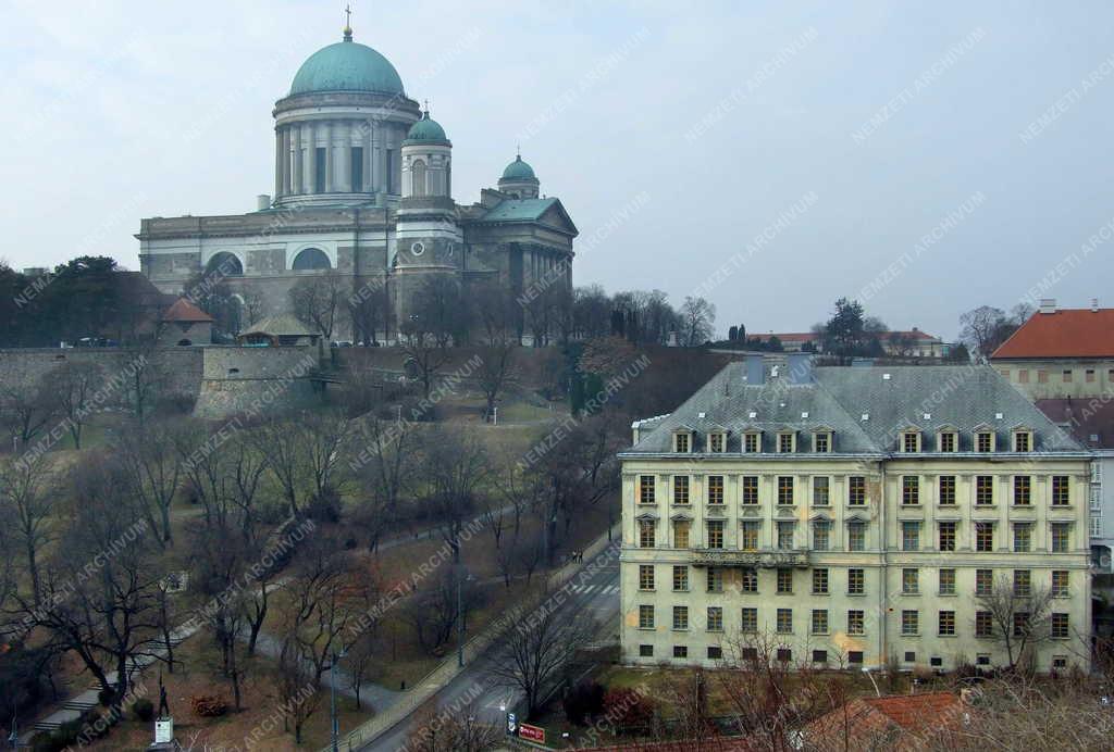 Városkép - Esztergom - A főszékesegyház és a Tanárképző
