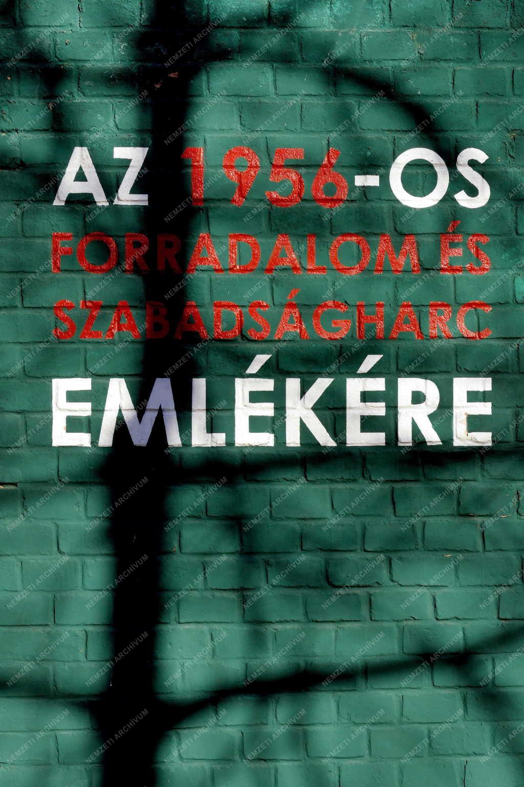 Emlékezés - Budapest - 1956-os hősöket bemutató falfestmények Pasaréten