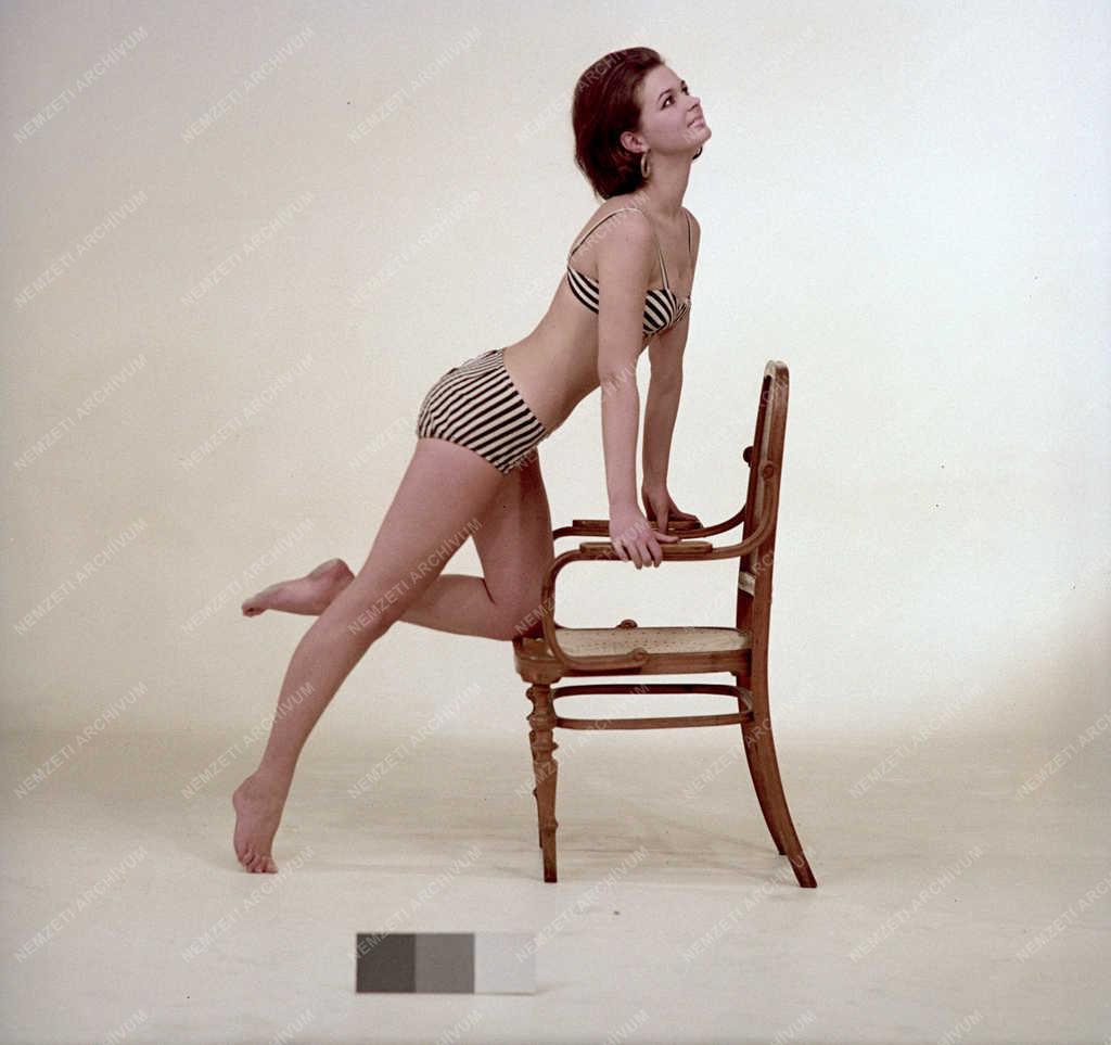 Divat - Székkel pózoló modell