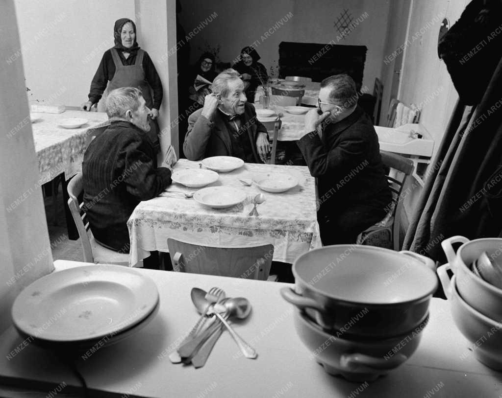 Szociális kérdés - Öregek napközi otthona - Adomány
