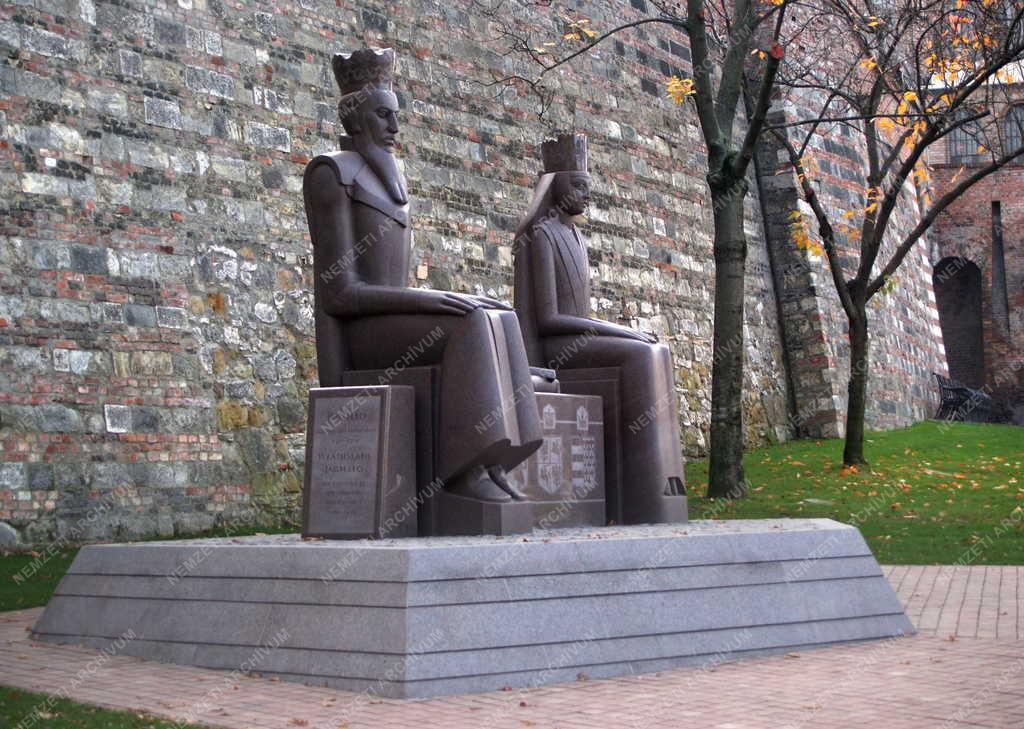 Köztéri szobor - Budapest - Jagelló és Hedvig szobra a várfalnál