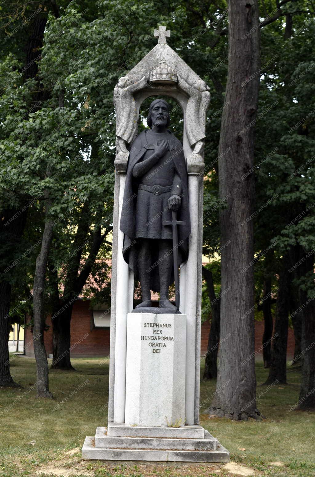 Kultúra - Szent István szobra Harkányban 