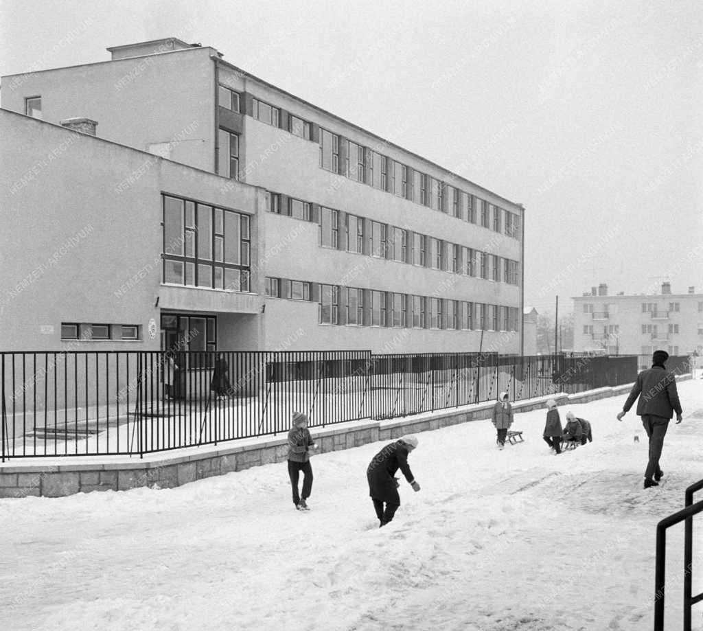 Oktatás - Egészségügy - Általános Iskola és Egészségügyi Szakközépiskola Kispesten