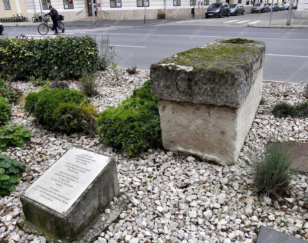 Kultúra - Mosonmagyaróvár - Római kori szarkofág a Fő út mentén
