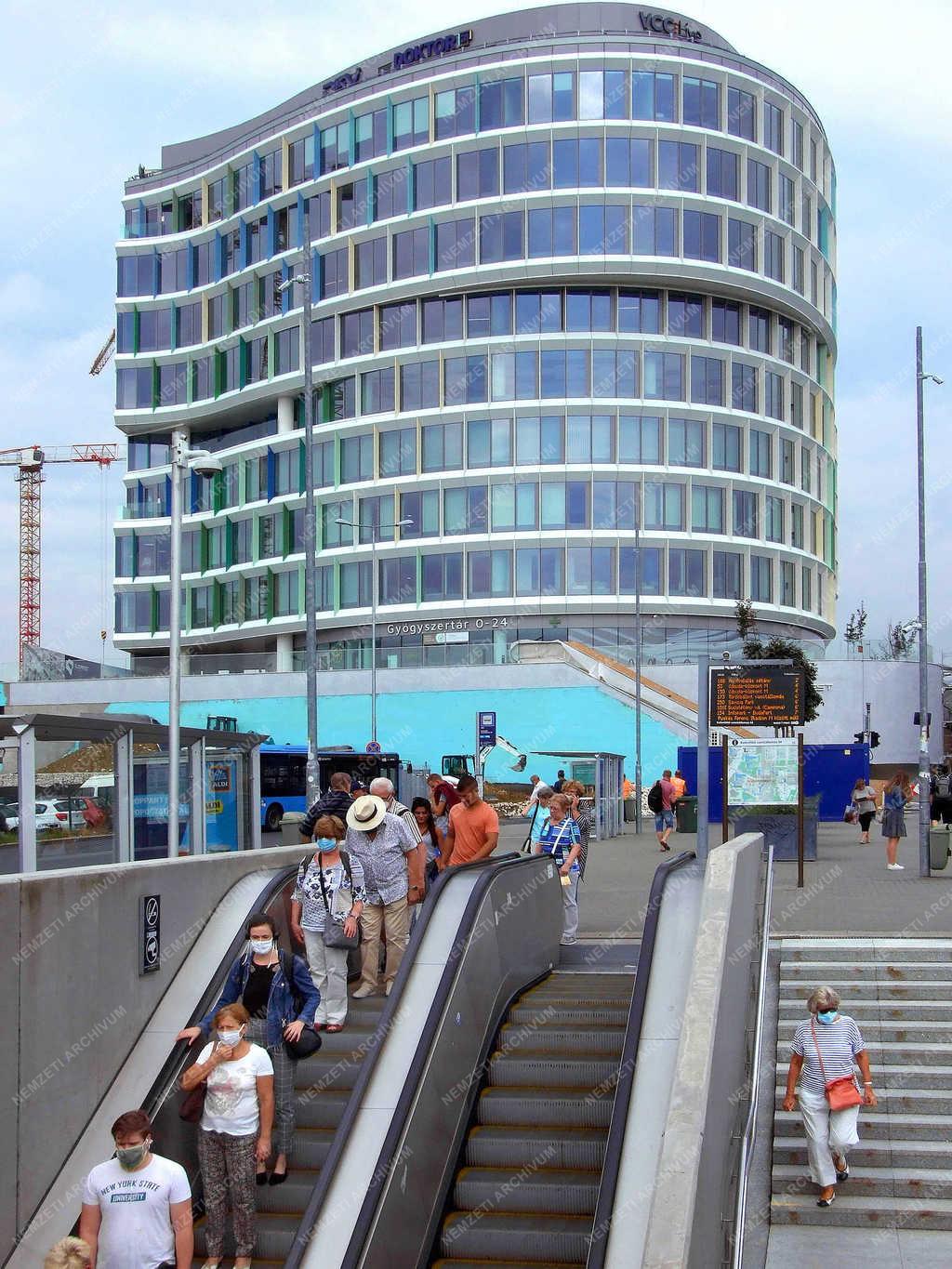 Városkép - Budapest - Utasok maszkban világjárvány idején