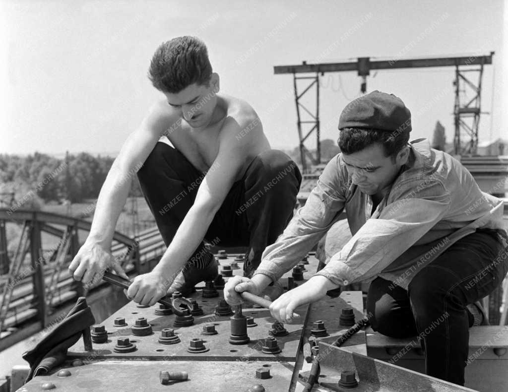 Közlekedés - Kétvágányú vasúti híd épül a Rába folyó felett Győrnél 