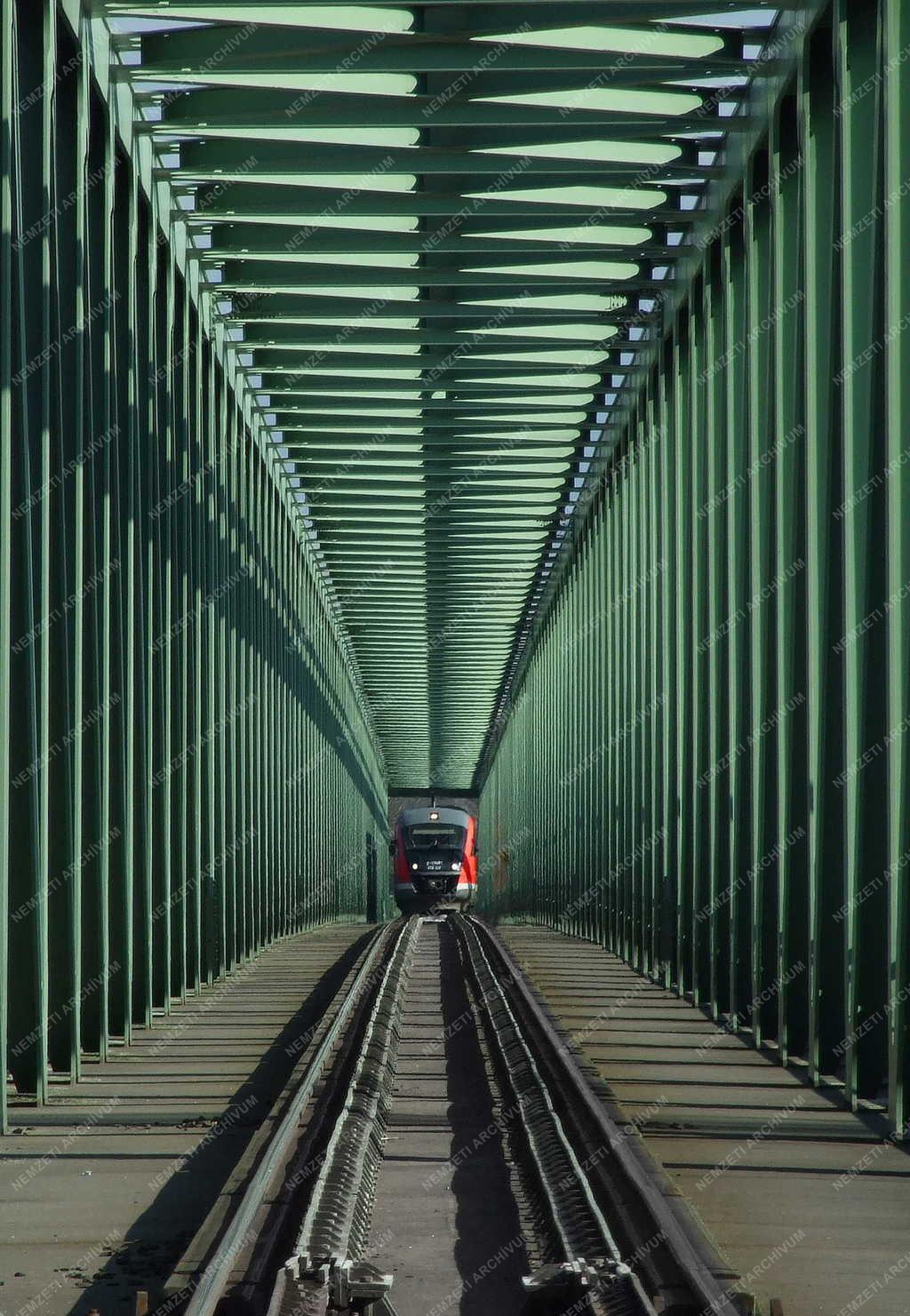 Közlekedés - Budapest - Személyvonat az Újpesti vasúti hídon