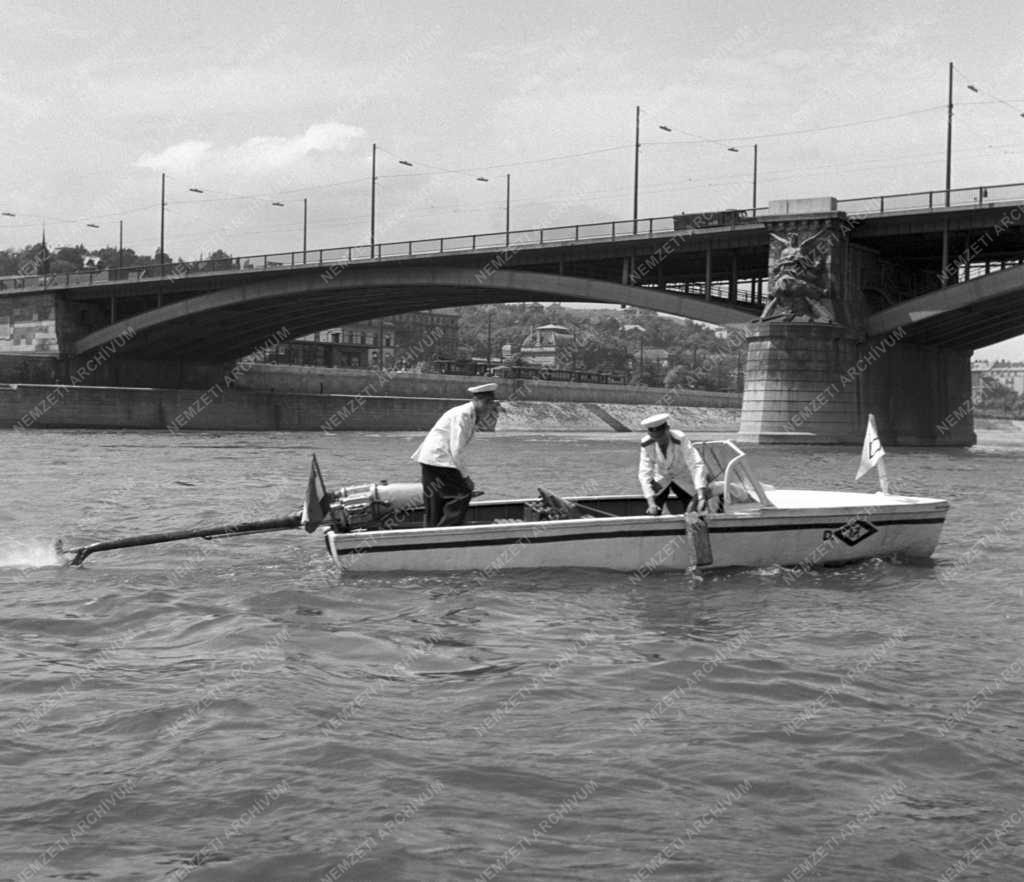 Rendőrség - A folyamrendőrség motoros járőrei a Dunán