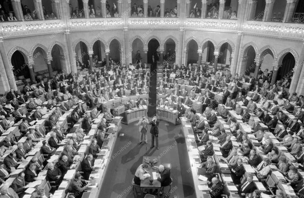 Belpolitika - Folytatta munkáját az Országgyűlés 