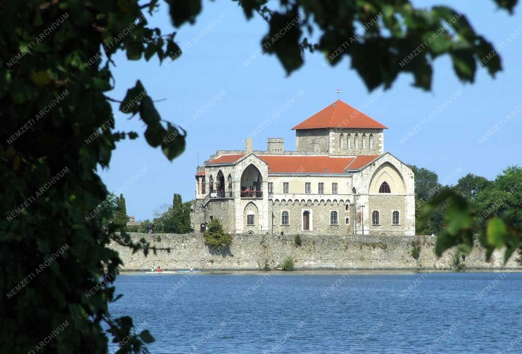 Műemlék - Tata - A Tatai vár épülete