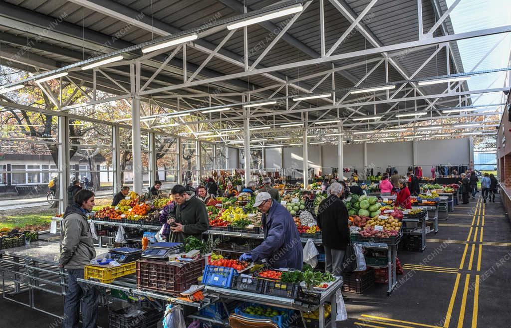 Kereskedelem - Debrecen - Új piaccsarnok 