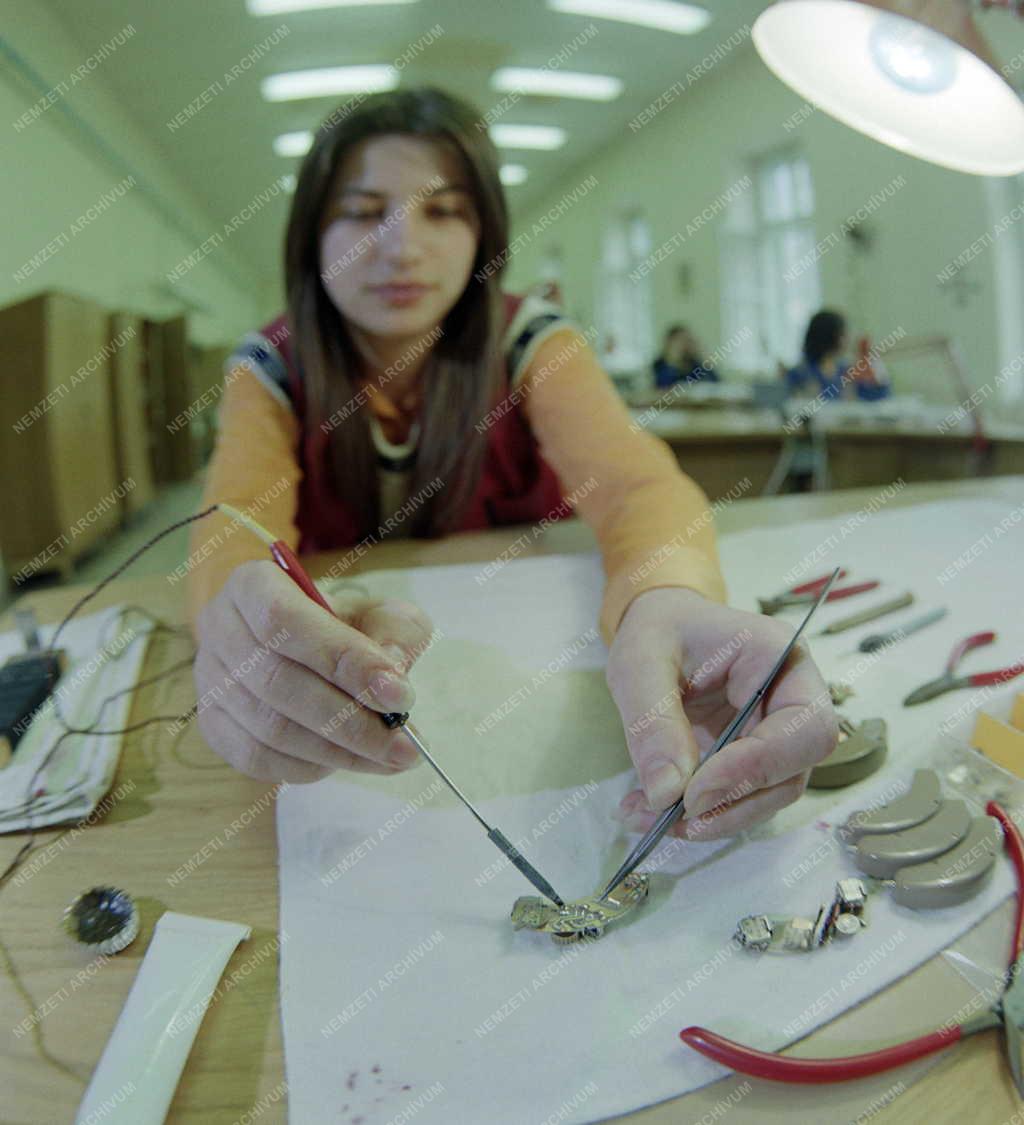 Egészségügy - Esztergomi Látszerészeti Eszközök Gyára