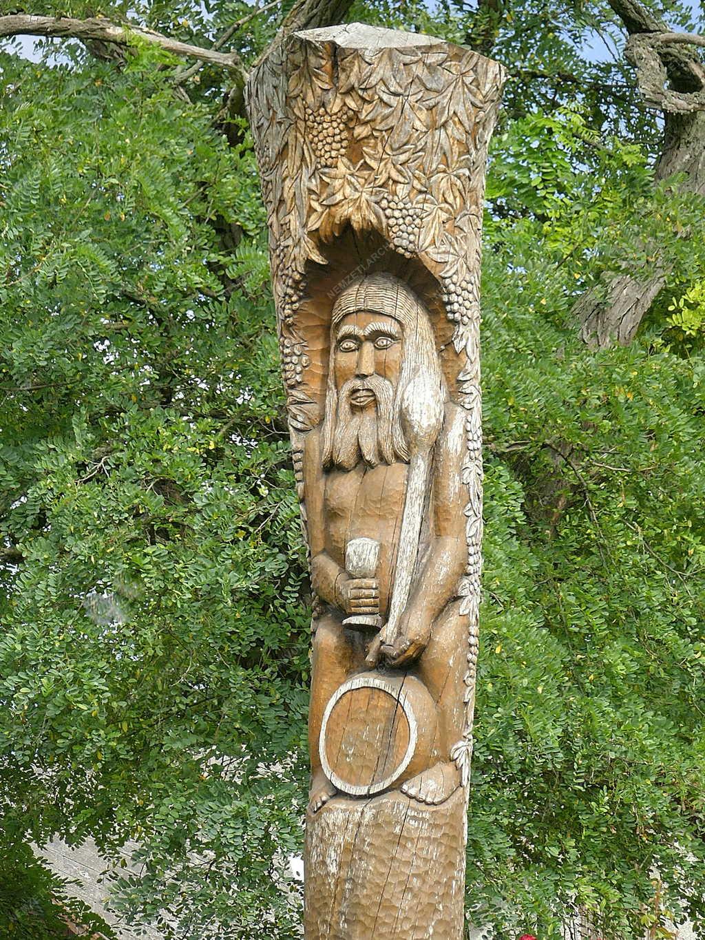 Városkép - Abaújszántó - Bacchus-szobor