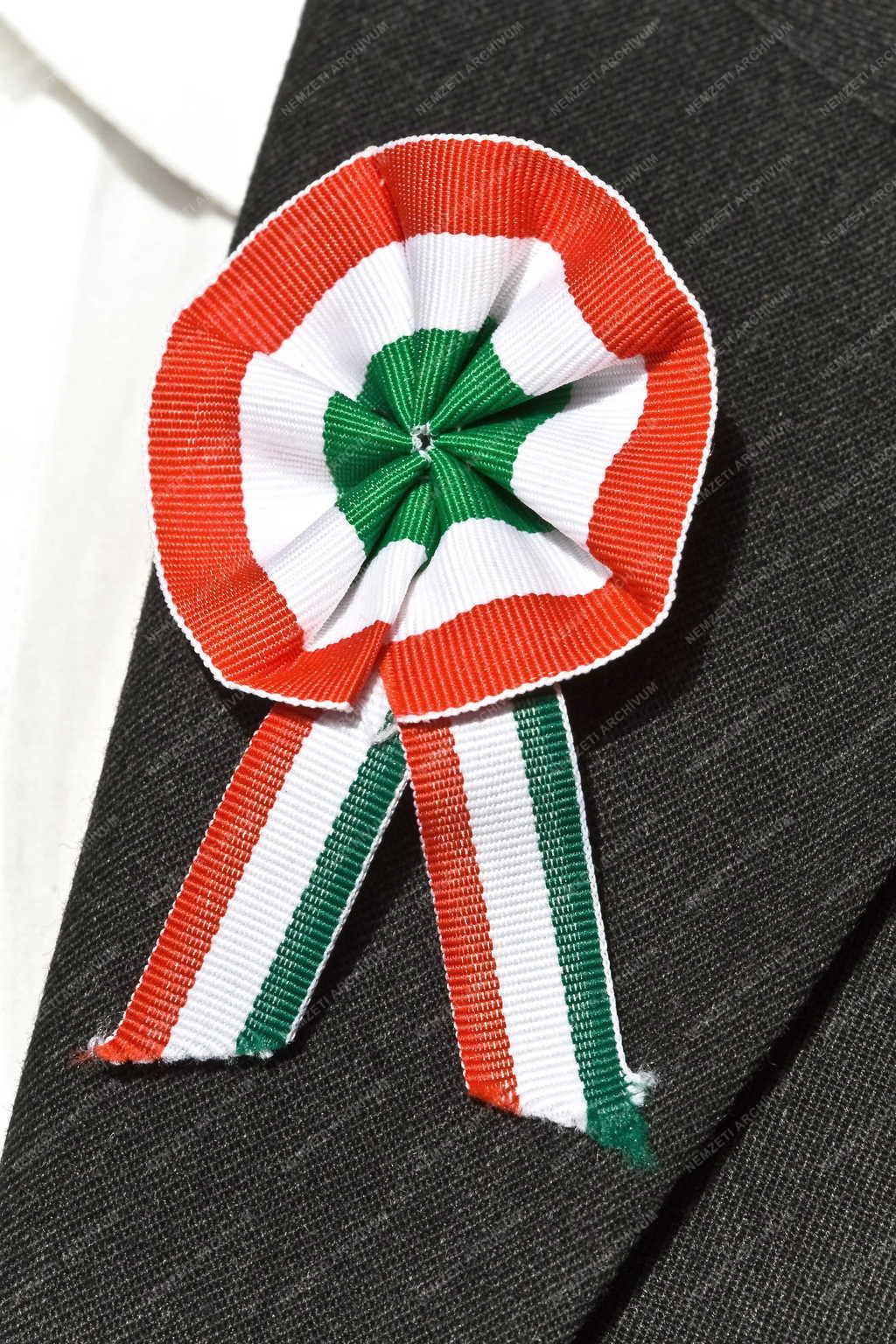 Jelkép - Budapest - Nemzeti színű kokárda 