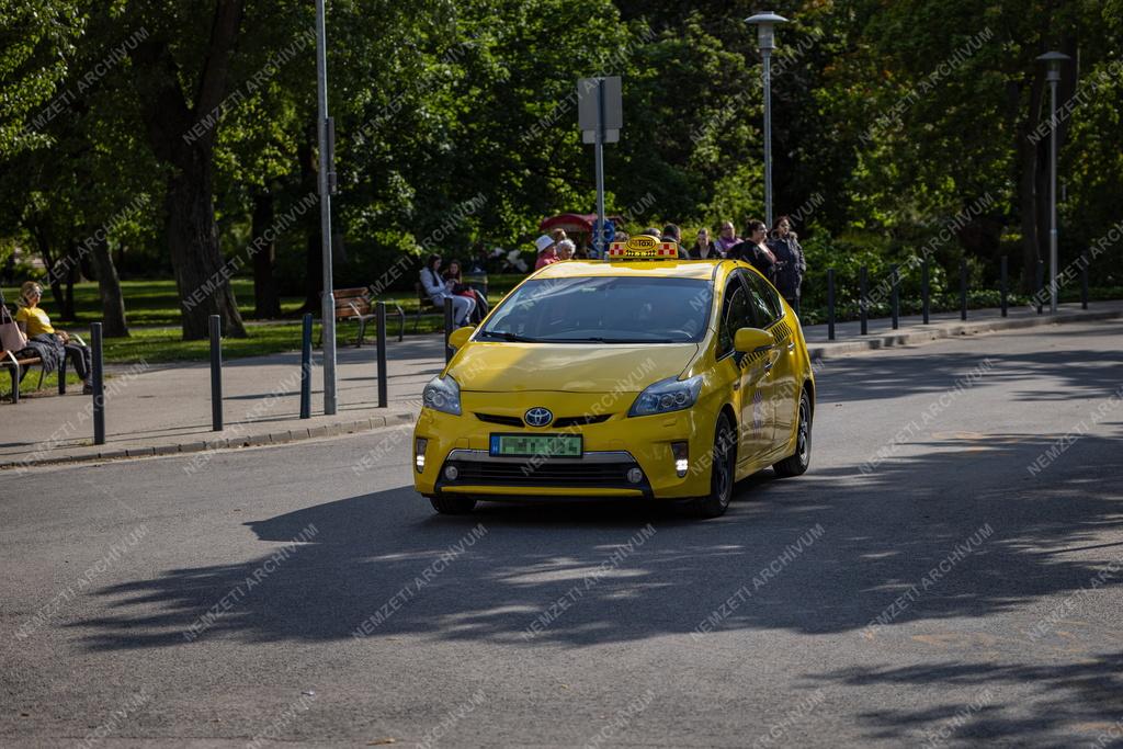Budapest - Közlekedés - Elektromos taxi