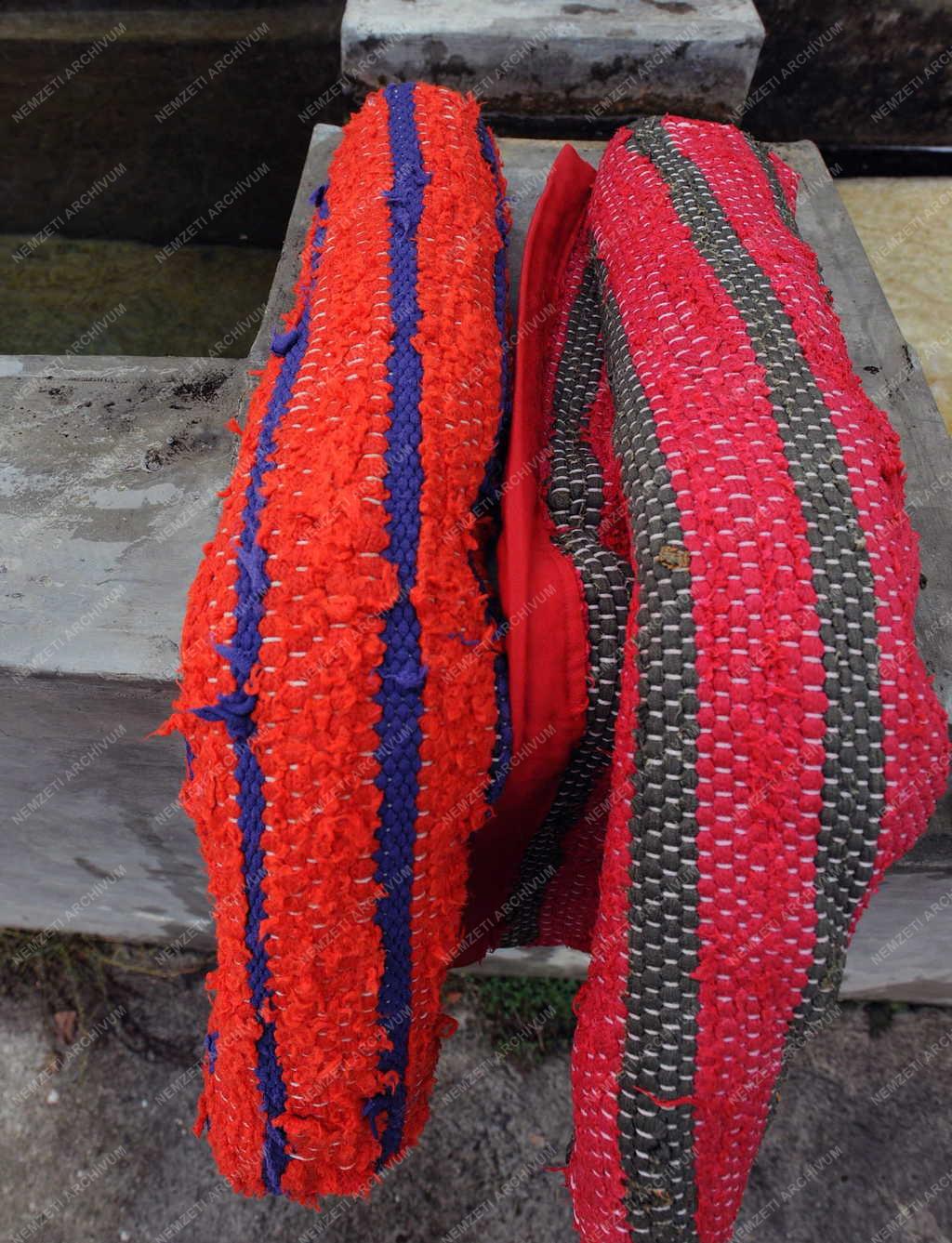 Hagyomány - Torockó - Mosásra előkészített szőnyegek