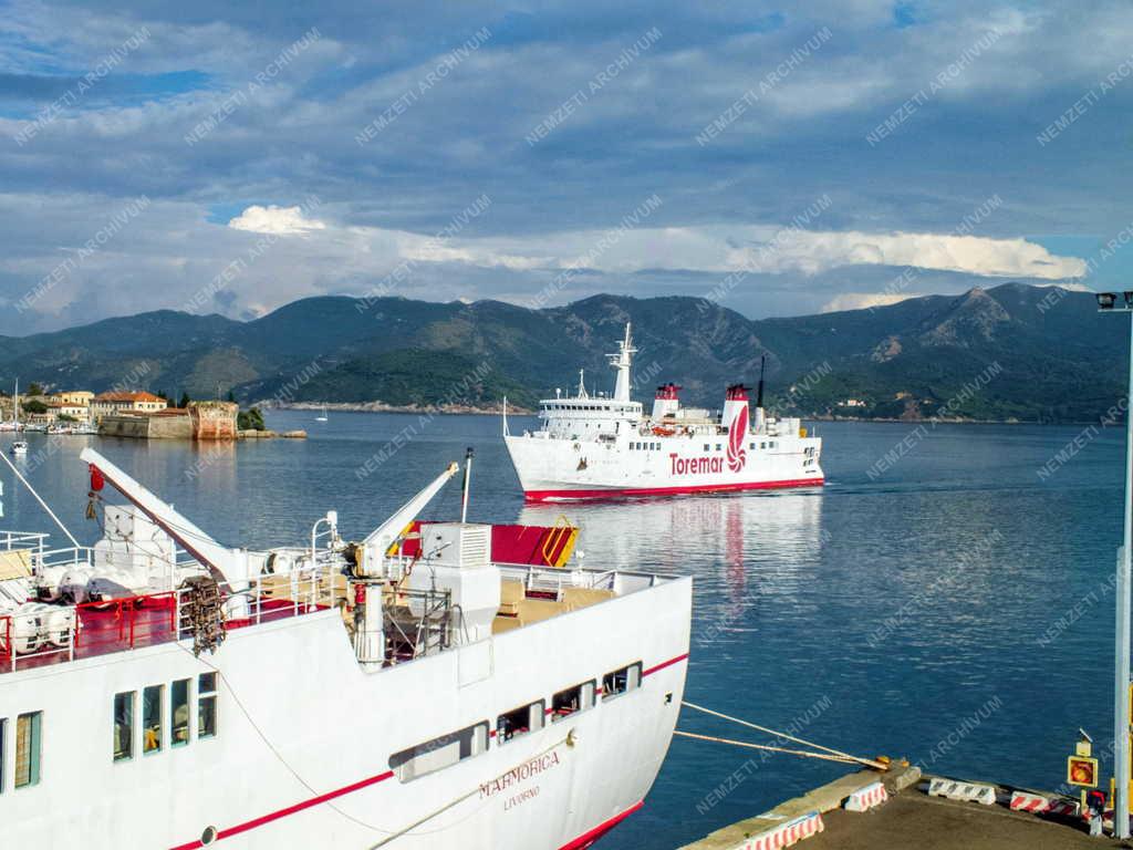 Vízi közlekedés - Elba - Komphajó érkezik Portoferraio kikötőjébe