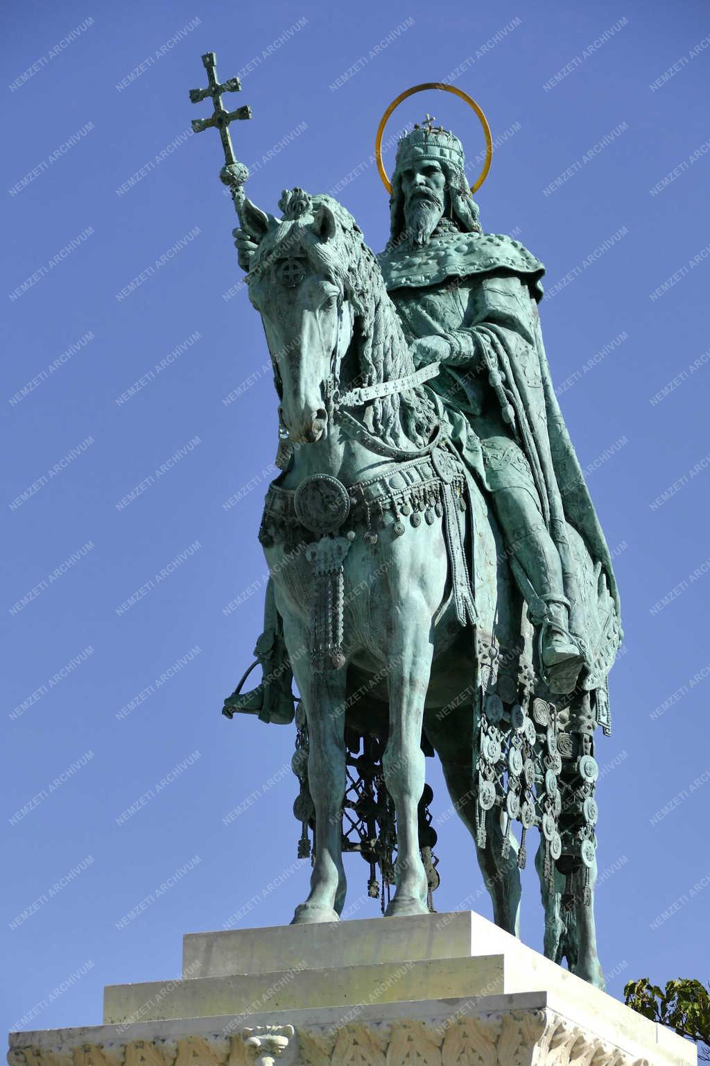 Szent István király szobra a Várban