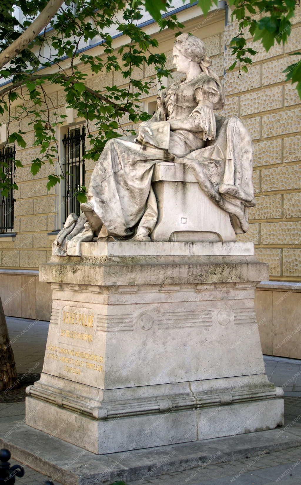 Budapest - Köztéri szobor