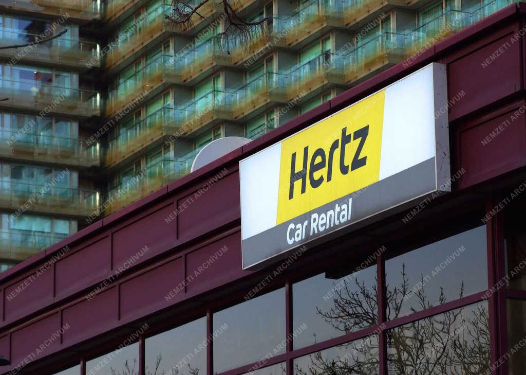 Közlekedés - Budapest - A Hertz autókölcsönző irodája a belvárosban