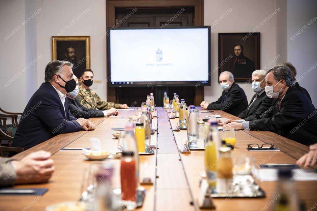Orbán Viktor az Egészségügyi Tudományos Tanács Elnökség tagjaival egyeztetett