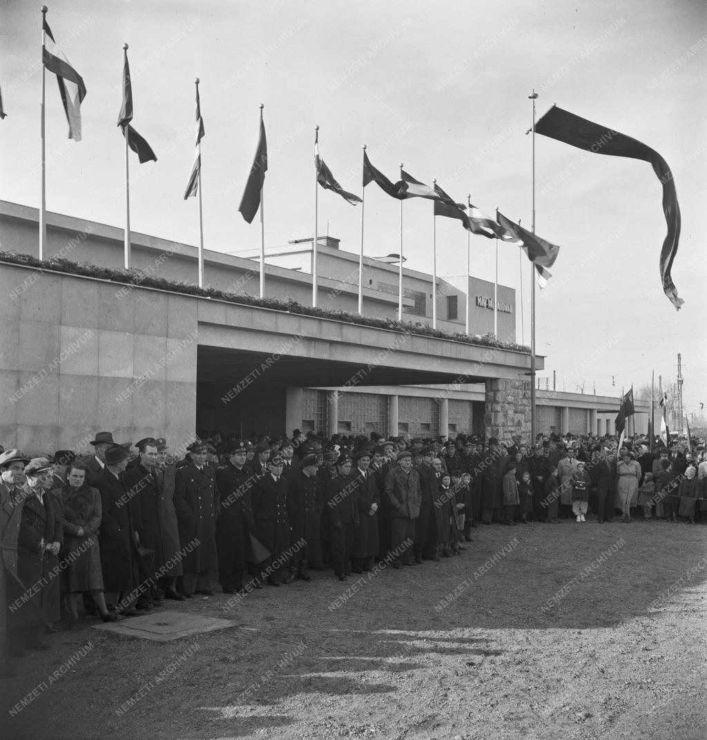 Közlekedés - A nyíregyházi állomásépület átadása 