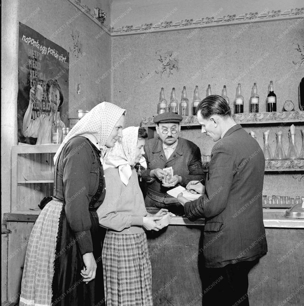 Életkép - Dolgozók a SZÖVOSZ egyik italboltjában