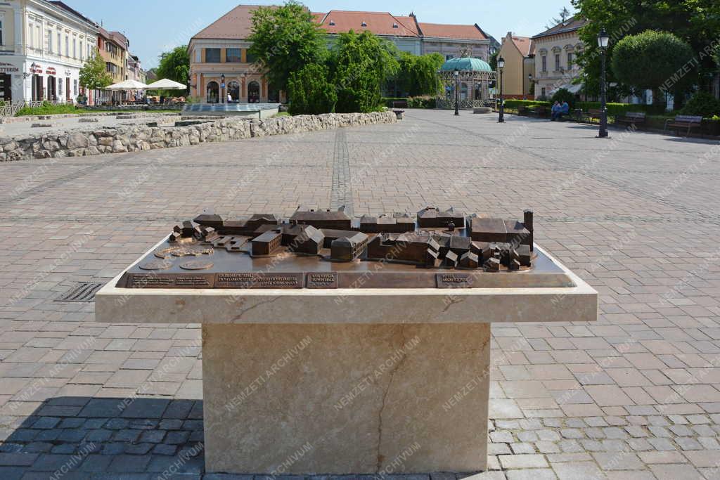 Érdekes - Vác - A Március 15. tér bronz makettje