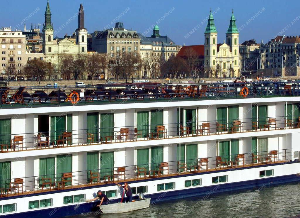 Budapest - Szállodahajó a Dunán 
