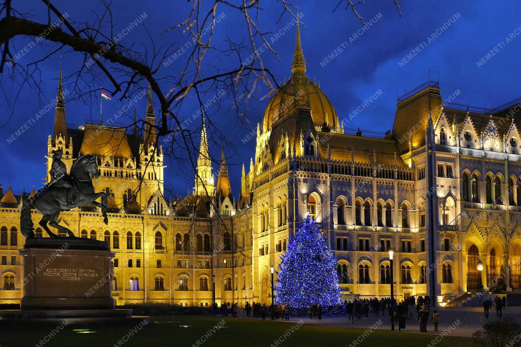 Ünnep - Budapest - Az ország karácsonyfája a Parlamentnél