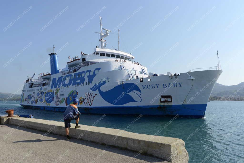 Közlekedés - Portoferraio - Kikötőbe érkező komphajó