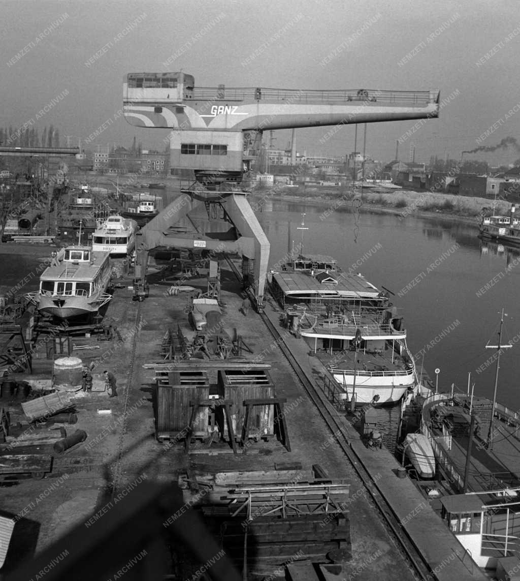 Közlekedés - MAHART személyhajók a téli kikötőben 